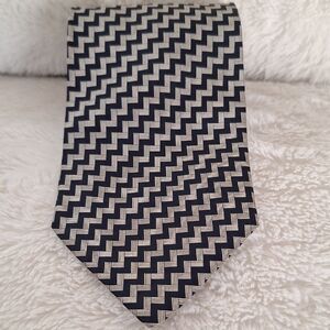 Giorgio Armani Vintage Black and White Zigzag Silk Tie